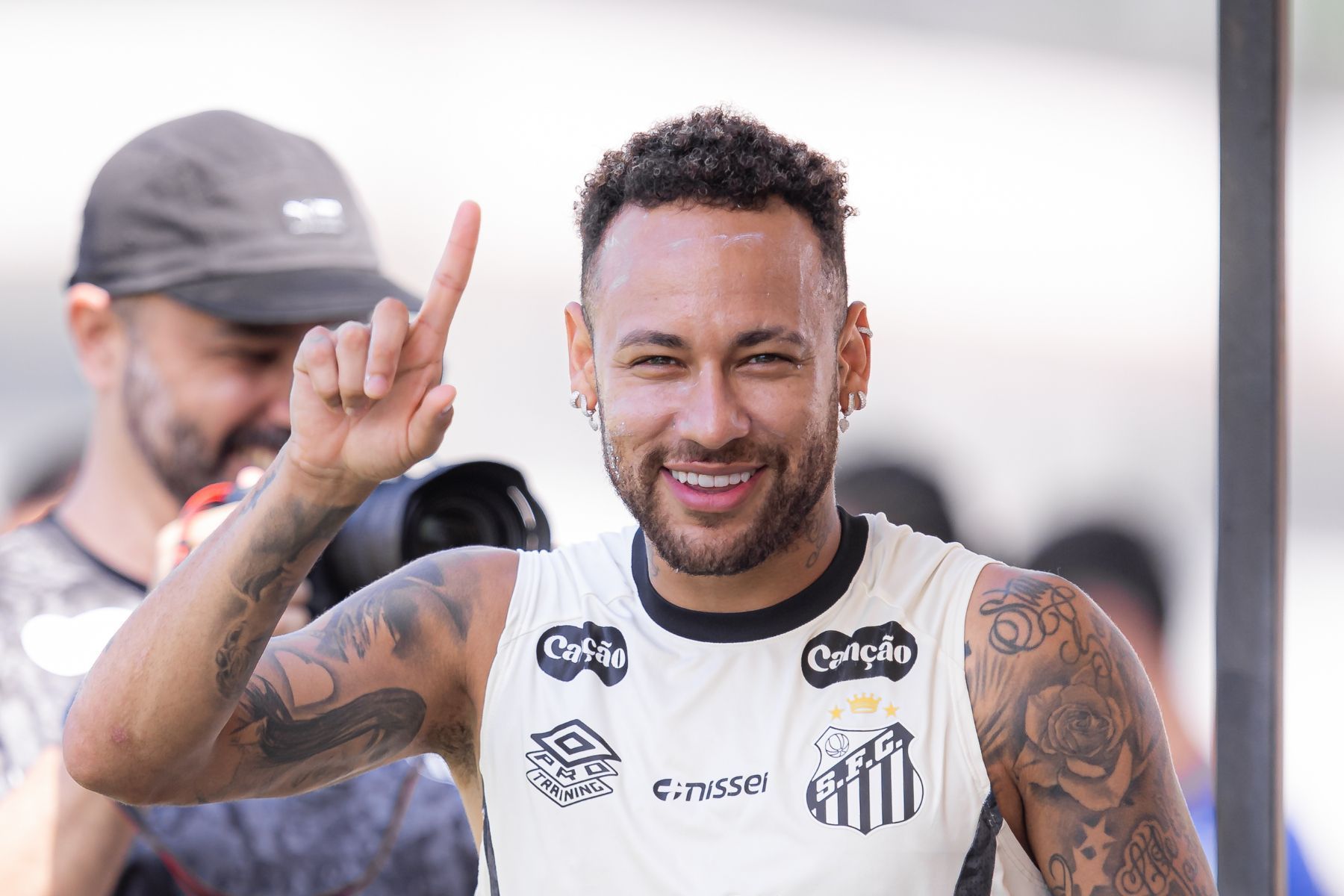 Internautas não perdoam e zoam atacante que perdeu vaga na Copa para Neymar; veja