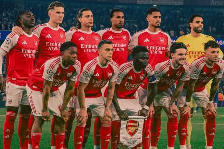 Jogadores do Arsenal em campo pela Champions League