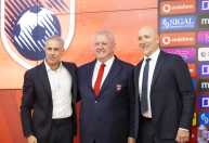 Técnico ex-Corinthians deixa Seleção Albanesa, que já apresenta substituto
