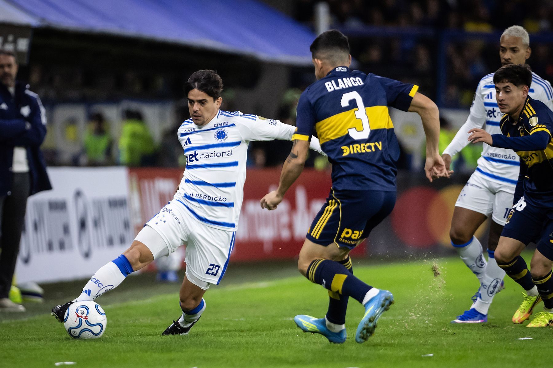 Com um a menos, Cruzeiro segura empate com Boca e dá passo pelas oitavas da Libertadores