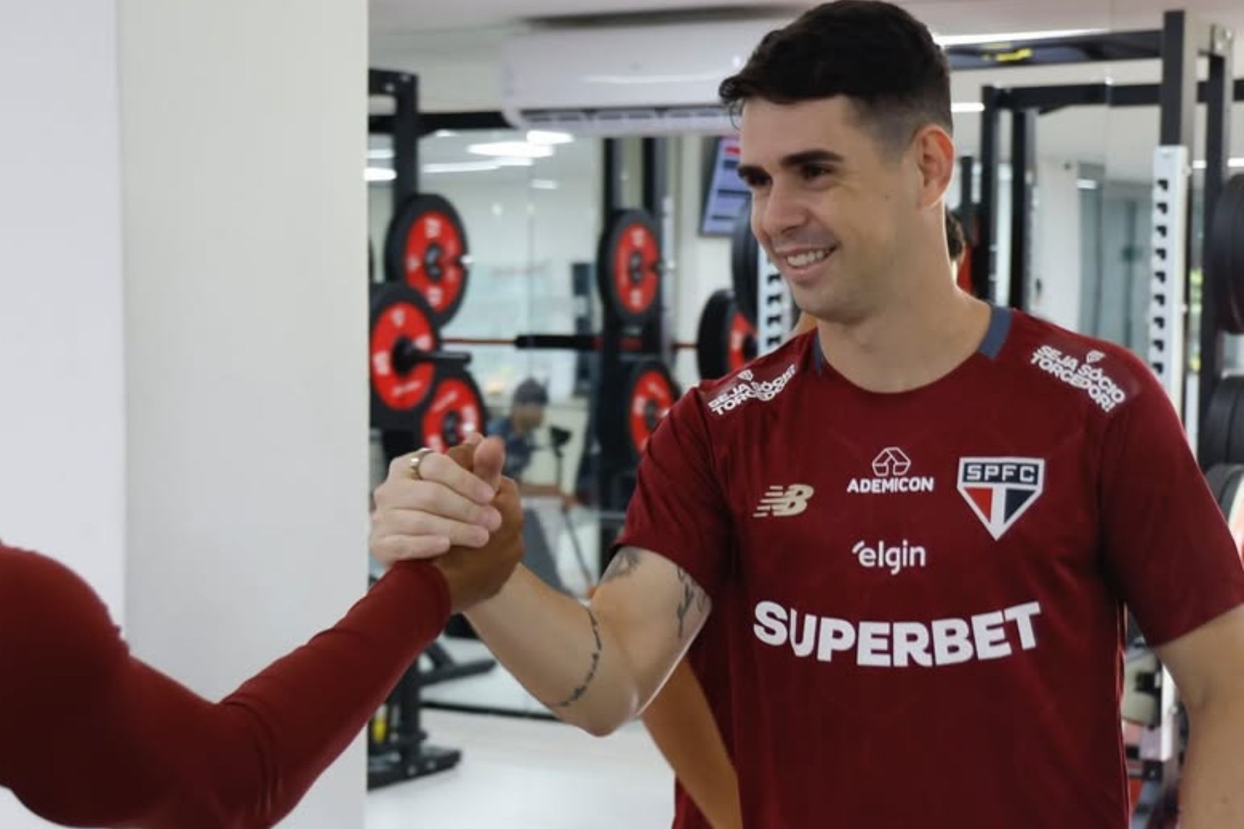 Globo age rápido no mercado e contrata ex-São Paulo e Seleção para comentar a Copa