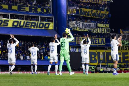 Jogadores do Cruzeiro aplaudem torcedores em La Bombonera antes de jogo contra o Boca Juniors • Gustavo Aleixo/Cruzeiro