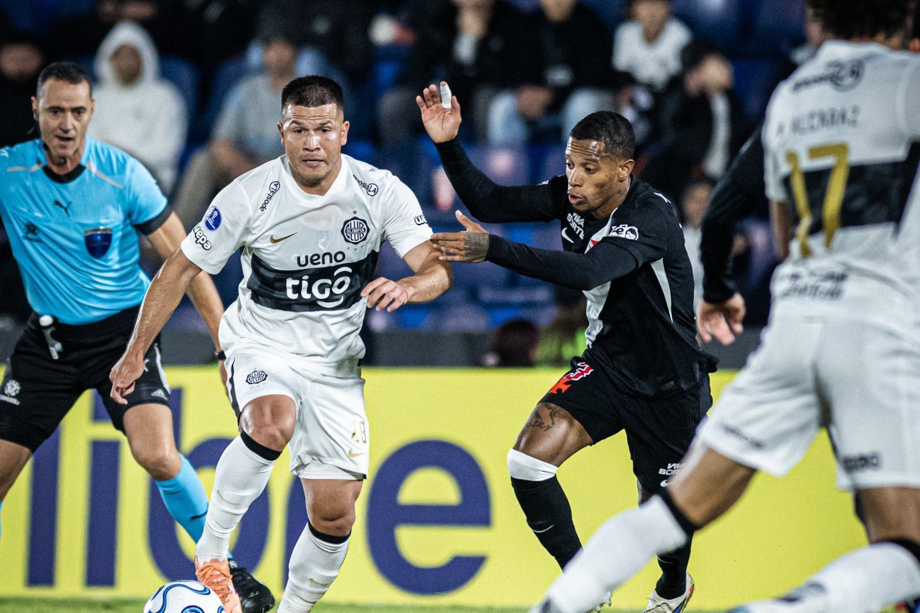 Com um a menos, Vasco sai na frente, mas leva virada do Olimpia pela Sul-Americana