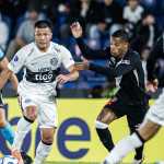 Com um a menos, Vasco sai na frente, mas leva virada do Olimpia pela Sul-Americana