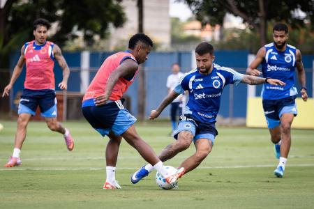 Matheus Henrique durante treino pelo Cruzeiro • Gustavo Aleixo/Cruzeiro