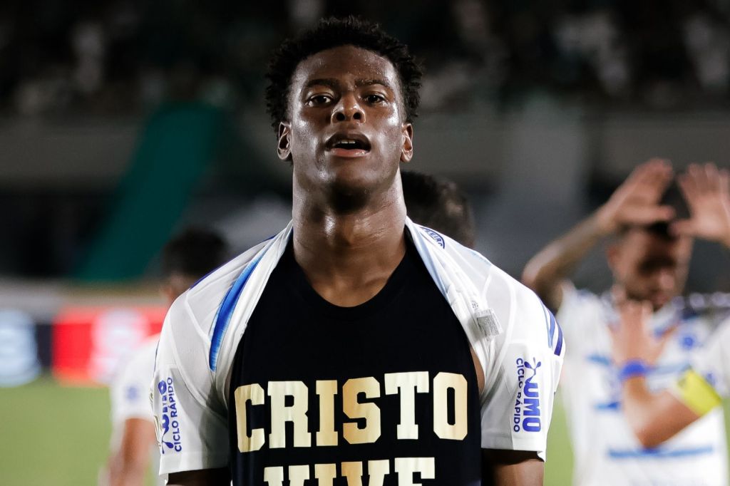 Cruzeiro exige R$ 119 milhões e trava venda de zagueiro para gigante europeu