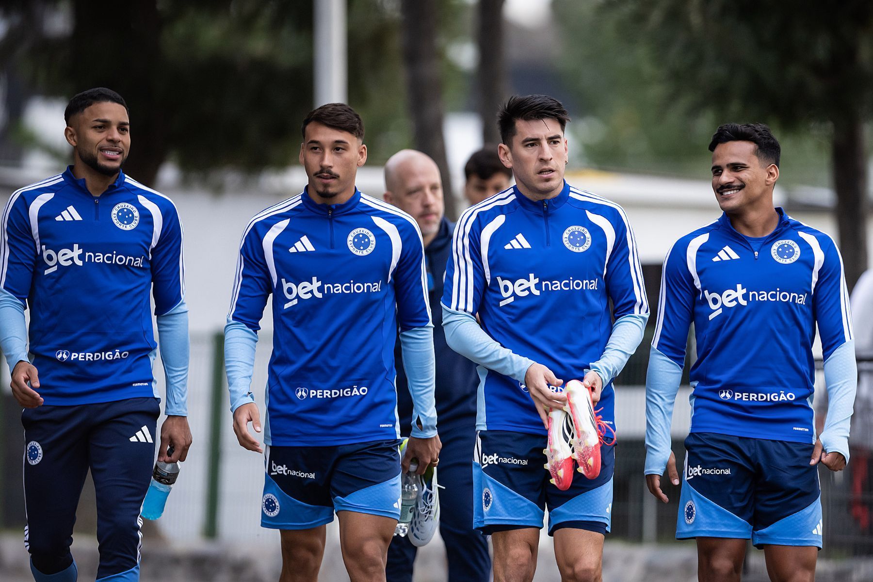 Sem espaço, meia enfrenta dura concorrência no Cruzeiro e busca chance com Artur Jorge