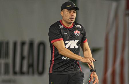 Jair Ventura, técnico do Vitória