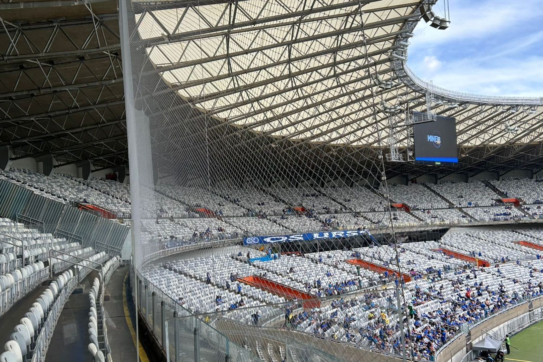 Veja como ficou o Mineirão após instalação da tela de proteção no setor visitante