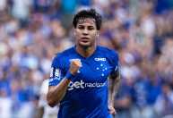 Com sufoco no fim, Cruzeiro vence Chapecoense e sobe na classificação do Brasileiro