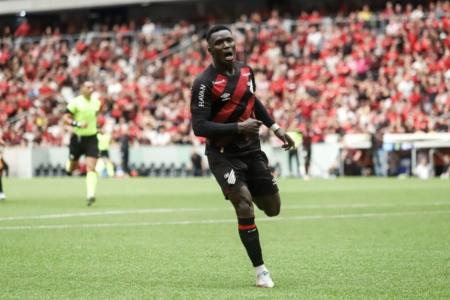 Viveros, do Athletico, comemorando gol