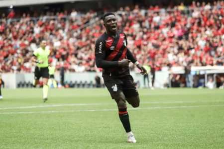 Viveros, do Athletico, comemorando gol