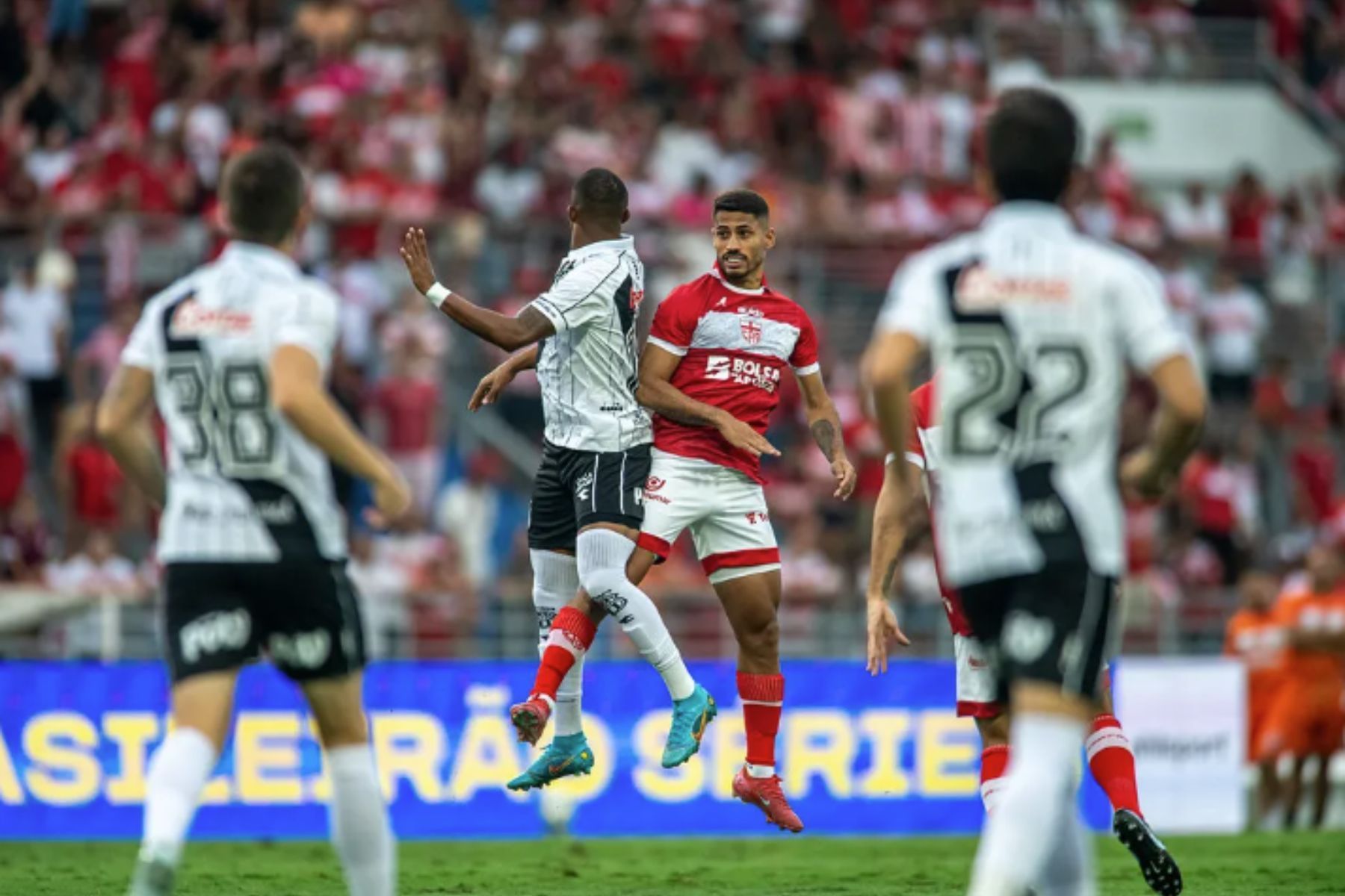 CRB vence a Ponte Preta de virada e se aproxima do G4 da Série B