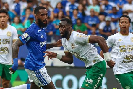 Yannick Bolasie em ação pela Chapecoense contra o Cruzeiro, no Mineirão