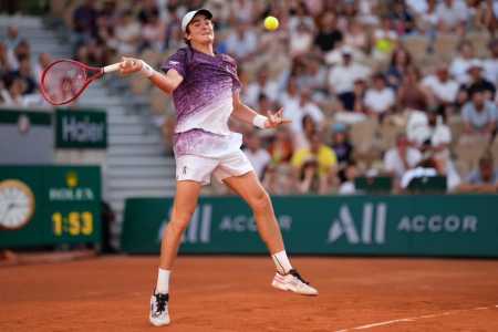 João Fonseca em ação em Roland Garros