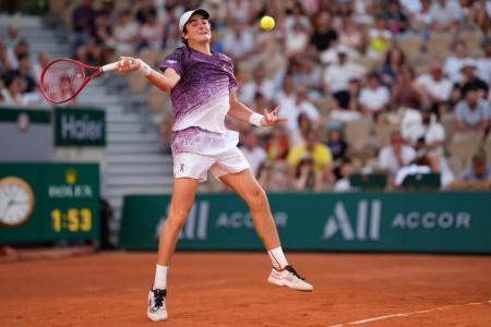 João Fonseca em ação em Roland Garros