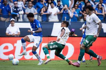 Kaique Kenji em ação pelo Cruzeiro contra a Chapecoense • Gustavo Aleixo/Cruzeiro