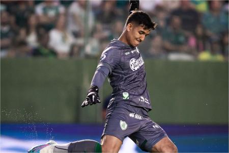 Goleiro Cássio em ação pelo América