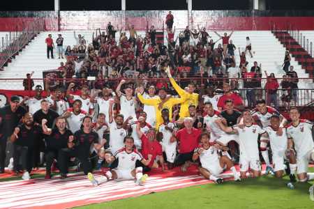 Elenco do Athletico-PR após classificação contra o Atlético-GO