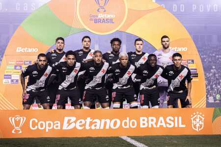 Time do Vasco posado antes de jogo pela Copa do Brasil