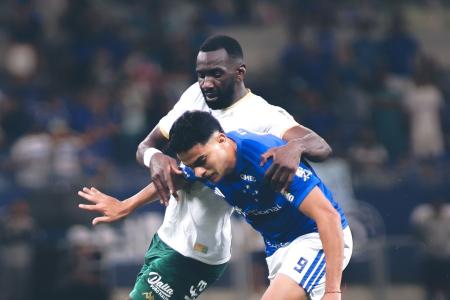 Bolasie disputa bola com Bruno Rodrigues em Cruzeiro x Chapecoense • Gustavo Martins/Cruzeiro