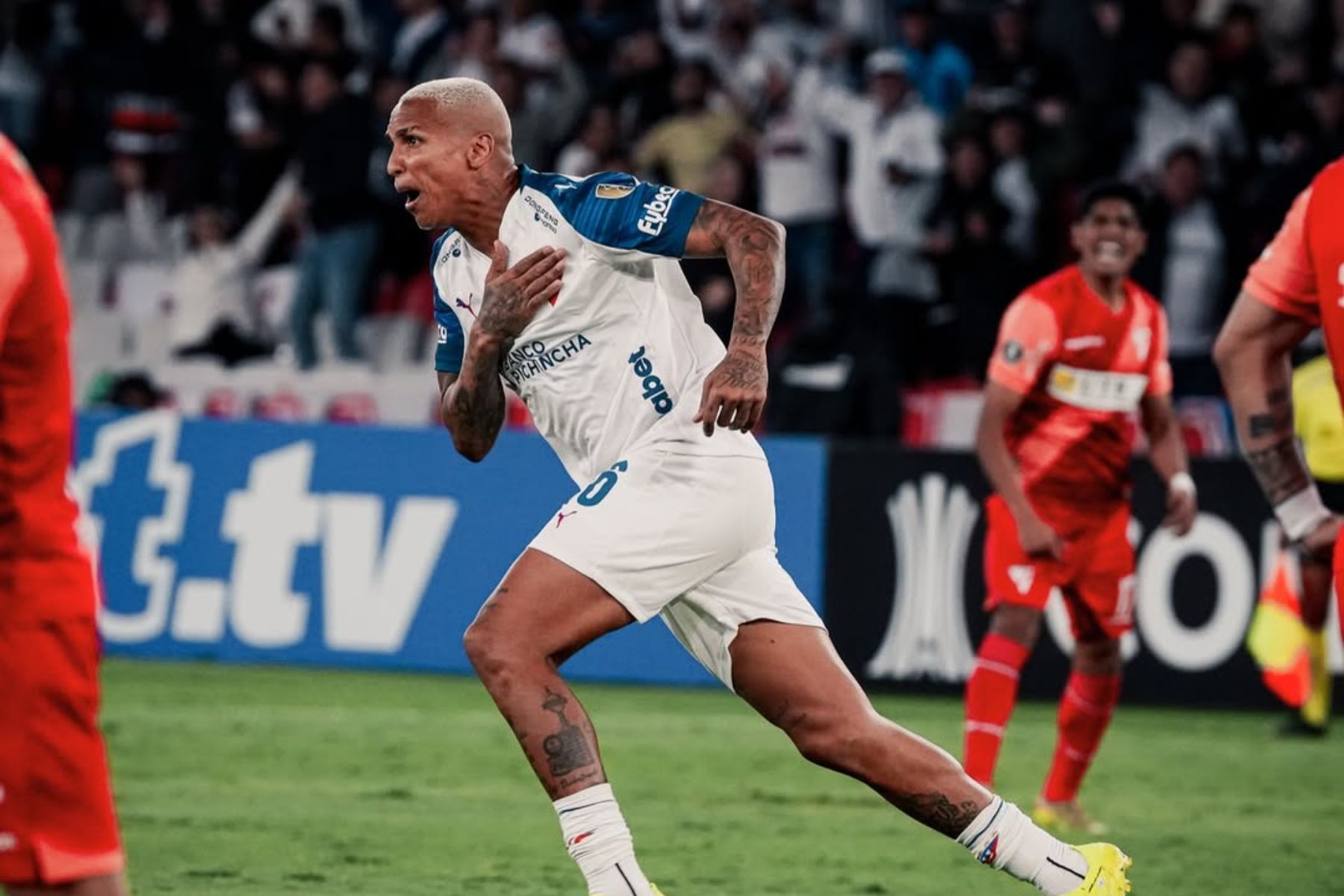 Deyverson faz dois gols e comanda vitória da LDU na Libertadores