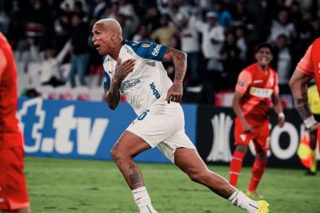 Deyverson comemora gol da LDU sobre o Always Ready