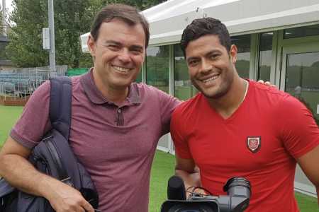 Tino Marcos ao lado de Hulk