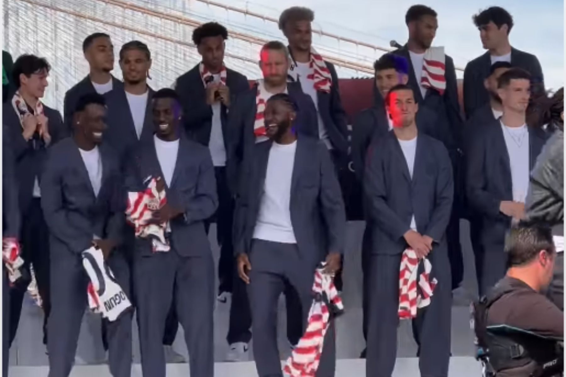 Seleção dos EUA se apresenta para a Copa e ‘ganha’ show de rapper em Nova York