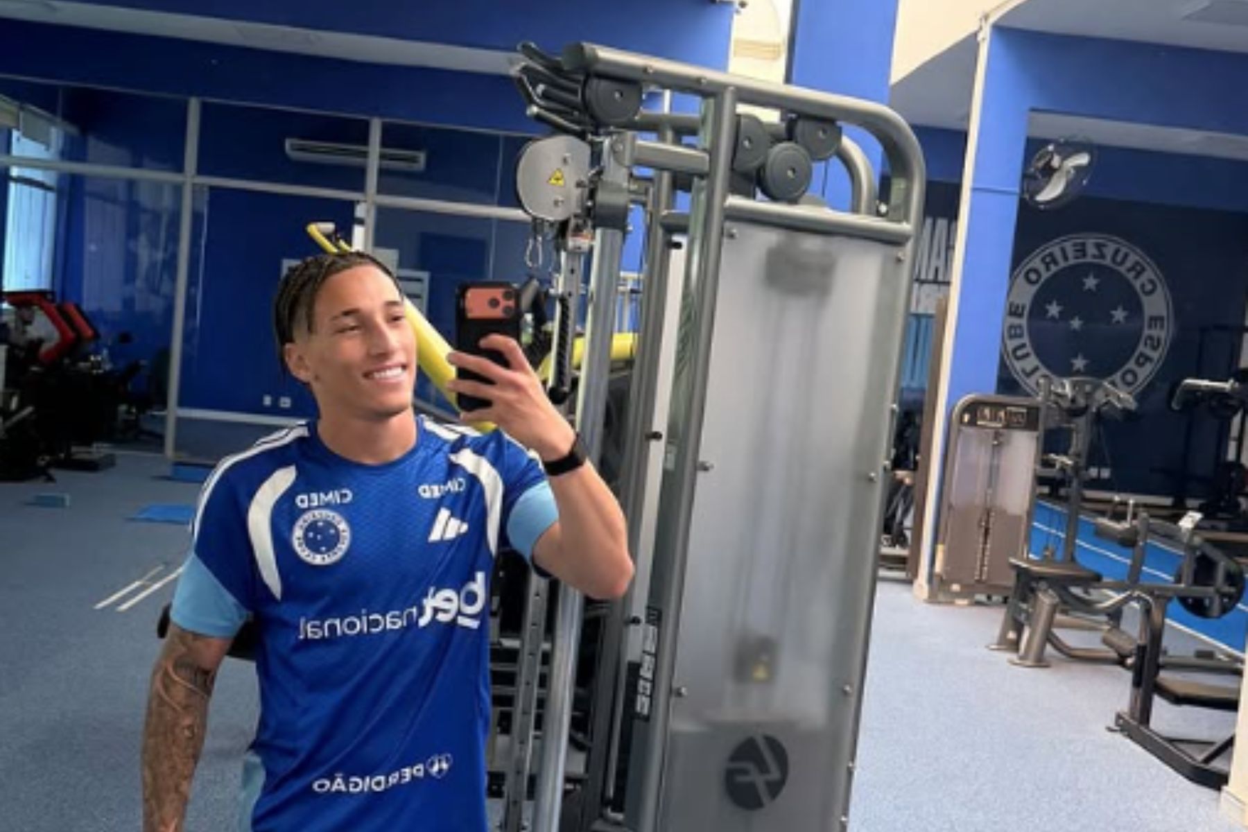 Atacante de clube europeu treina na Toca II e manda recado ao Cruzeiro: 'Casa'