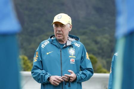 Ancelotti em treinamento da Seleção Brasileira