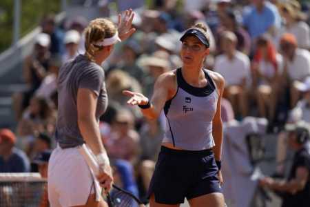 Bia Haddad e Liudmila Samsonova em ação em Roland Garros