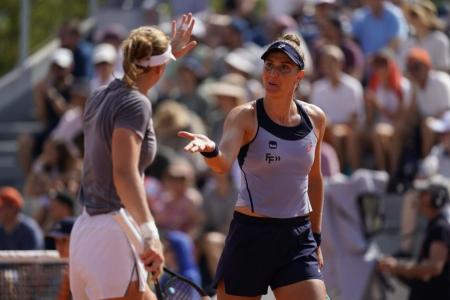 Bia Haddad e Liudmila Samsonova em ação em Roland Garros