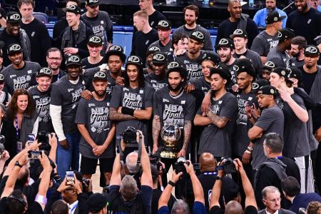 Time do San Antonio Spurs como troféu de campeões da Conferência Oeste