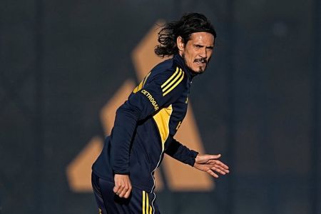 Edinson Cavani durante treino do Boca Juniors nessa segunda-feira (11) •