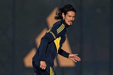 Edinson Cavani durante treino do Boca Juniors nessa segunda-feira (11) •
