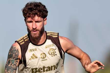 Leo Pereira durante treinamento pelo Flamengo em 2026