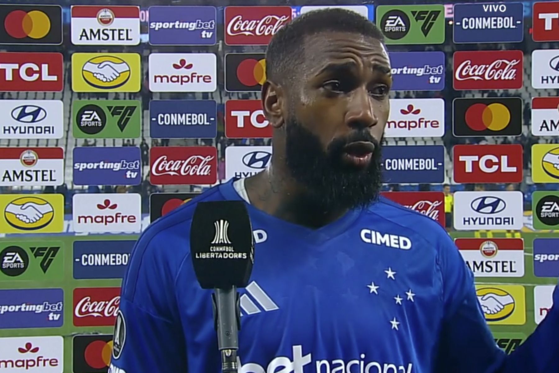 Gerson reage à expulsão de Arroyo em empate do Cruzeiro contra a Católica