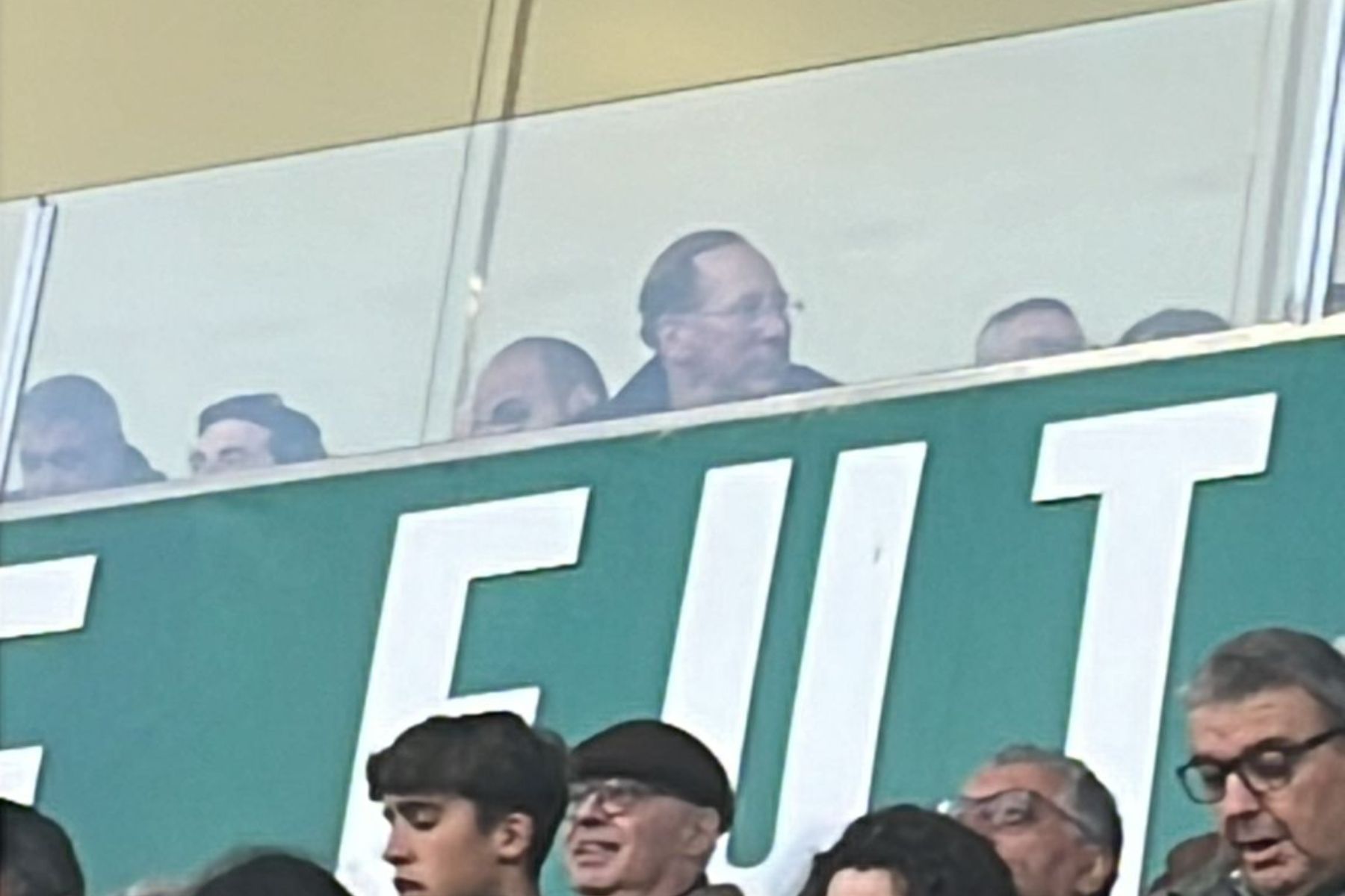 Ex-controlador do Botafogo, Textor assiste a jogo em Portugal ao lado de bilionário grego