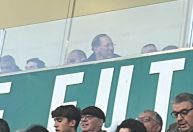 Ex-controlador do Botafogo, Textor assiste a jogo em Portugal ao lado de bilionário grego