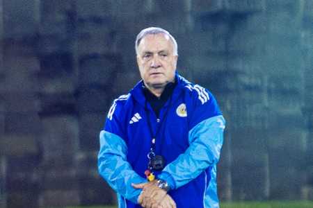 Dick Advocaat está de volta ao comando do Curaçao