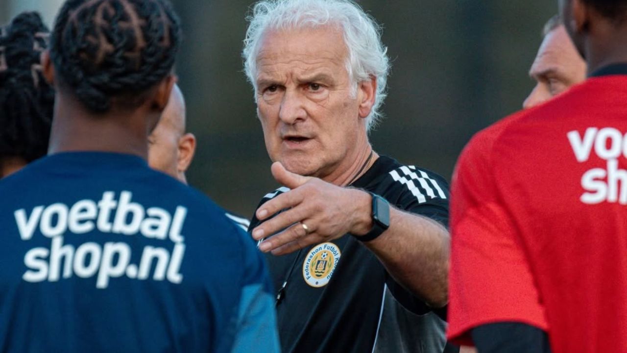 Fred Rutten se despede da seleção de Curaçao antes da Copa do Mundo