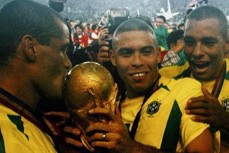 Ronaldo Fenômeno em comemoração ao pentacampeonato em 2002 • Divulgação / Seleção Brasileira