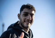Com fratura no rosto, jogador se apresenta à seleção do Uruguai