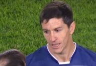 Jogador e treinador ex-Atlético ‘tretam’ durante jogo do Argentino: 'Você é idiota?'