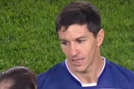 Jogador e treinador ex-Atlético ‘tretam’ durante jogo do Argentino: 'Você é idiota?'