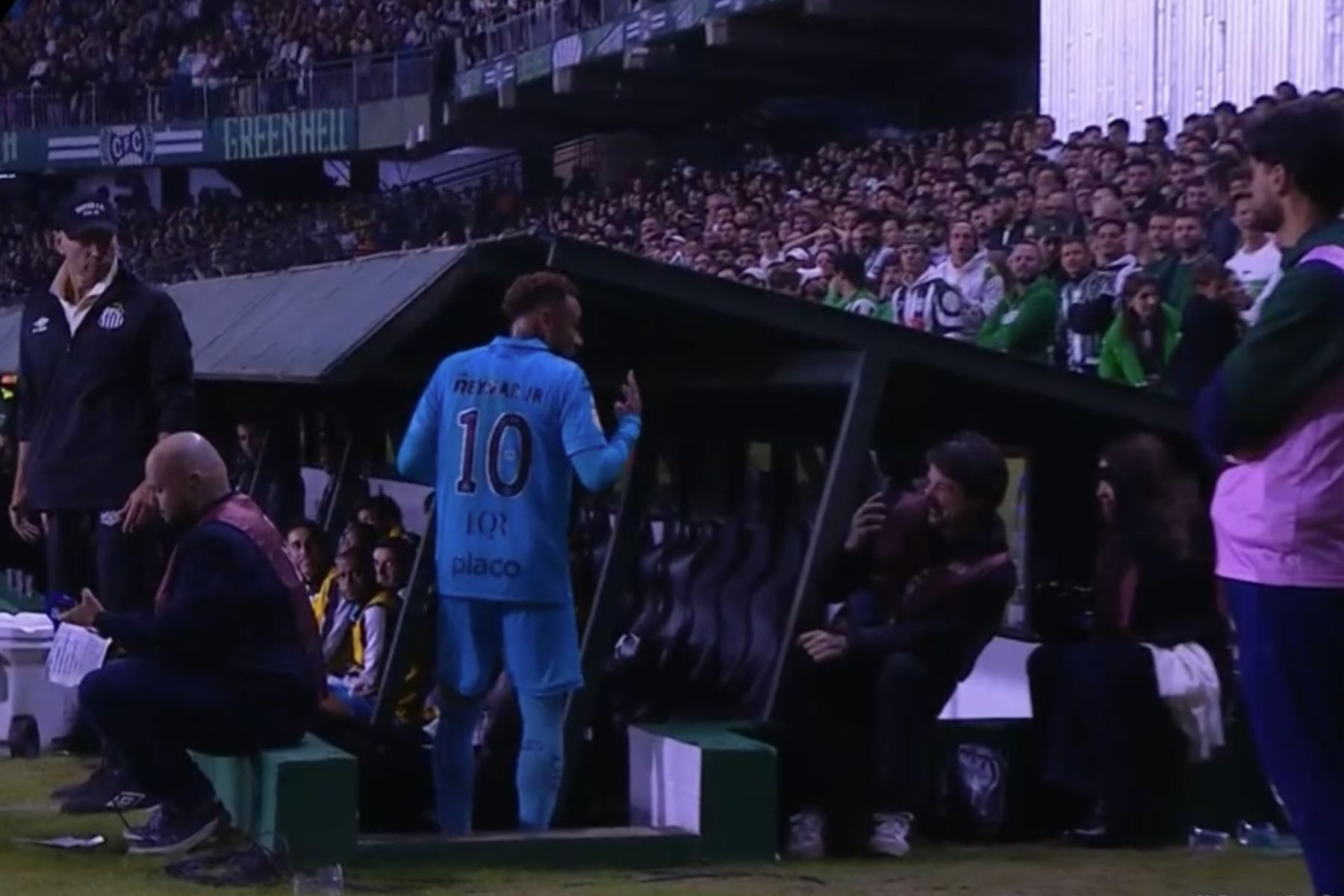 Neymar responde provocações da torcida do Coritiba e é hostilizado ao sair de campo