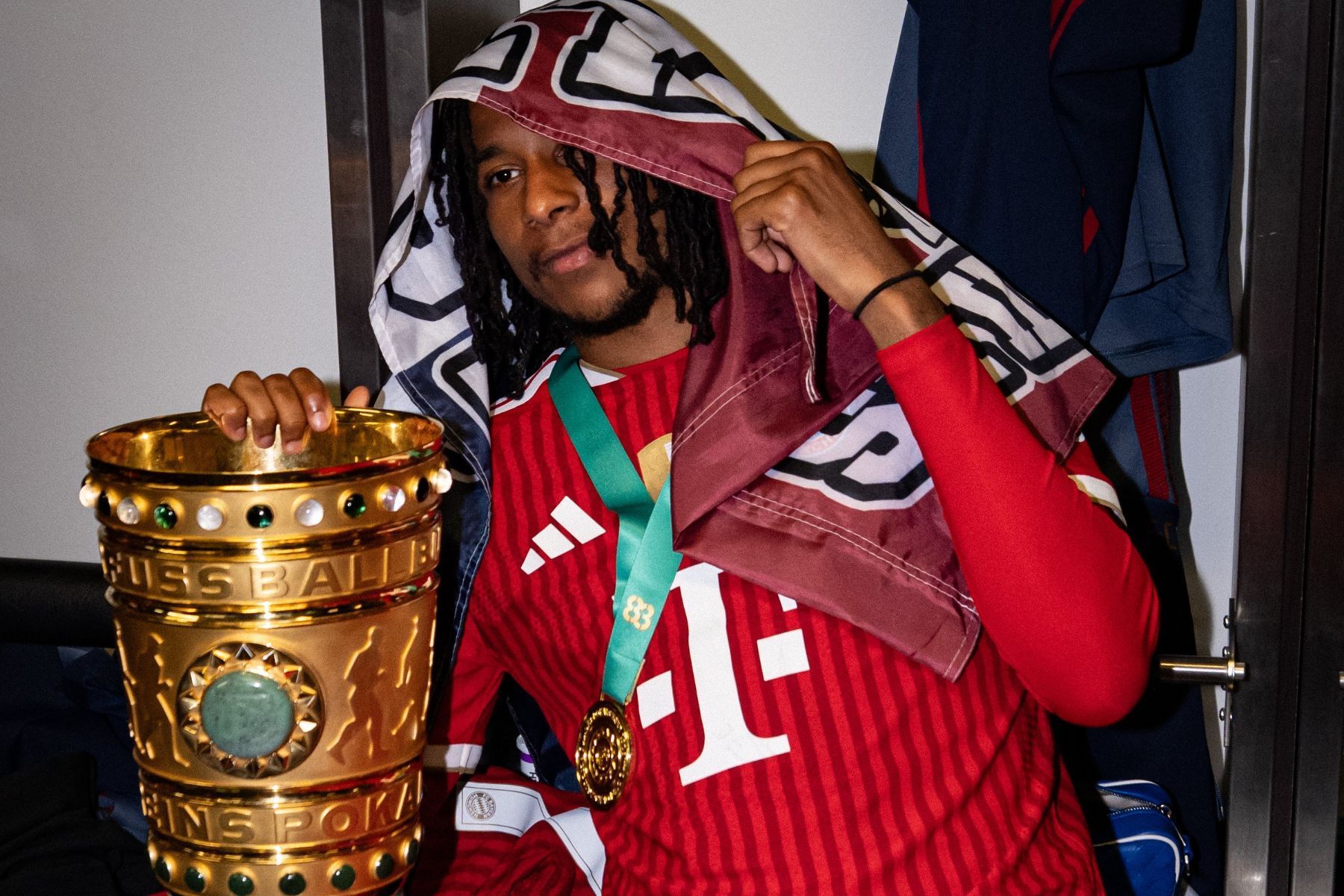 Campeão da Champions detona Olise, do Bayern, por fala polêmica: 'Moleque babaca'