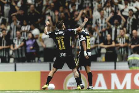 Bernard vibrou muito com o gol da classificação do Atlético