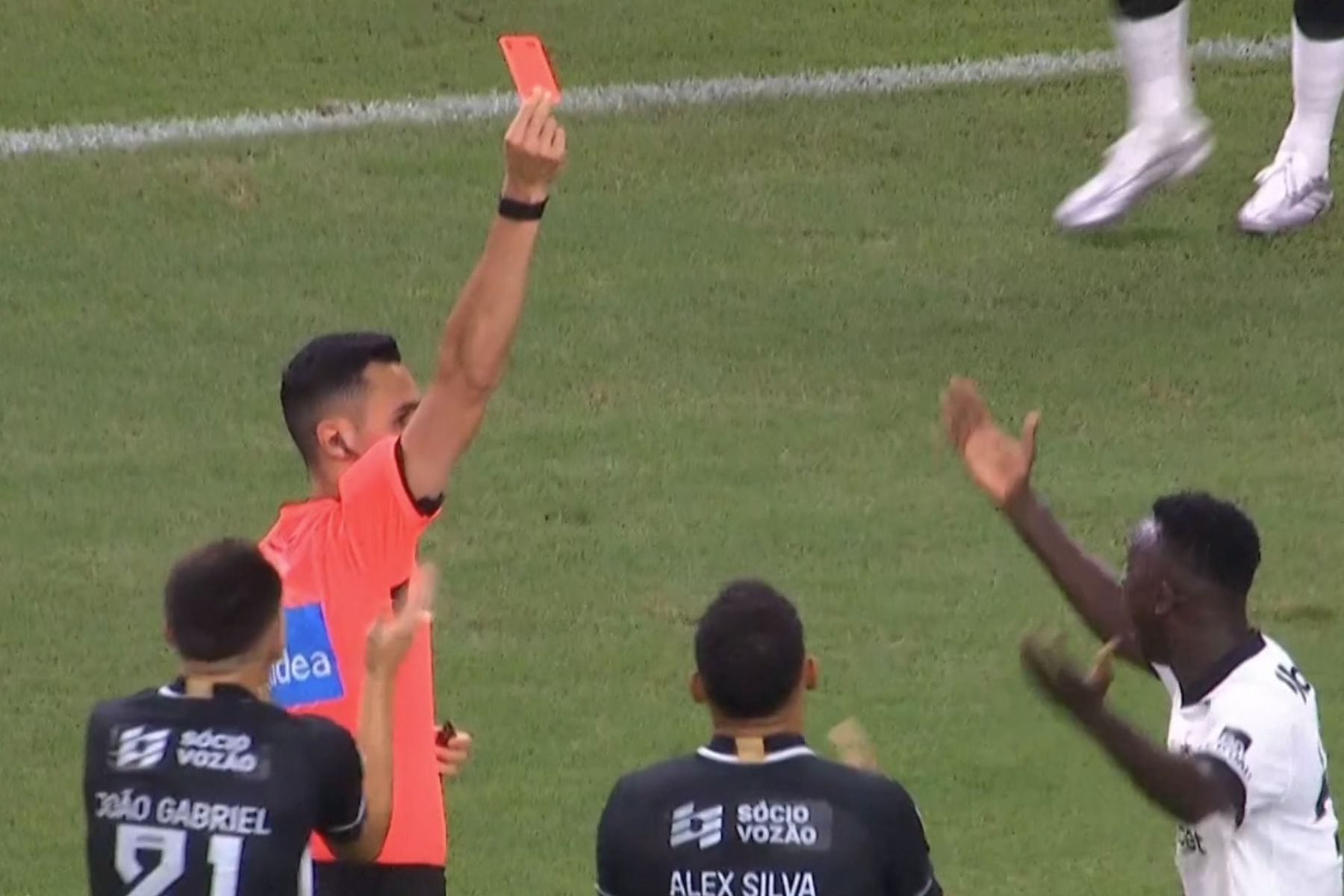 Volante do Atlético comete pênalti e é expulso em três minutos contra o Ceará